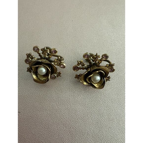 Vintage Clip-On Flower Earrings Gold Tone w/ Imitation Pearl Center - SO DAINTY! - Picture 1 of 6